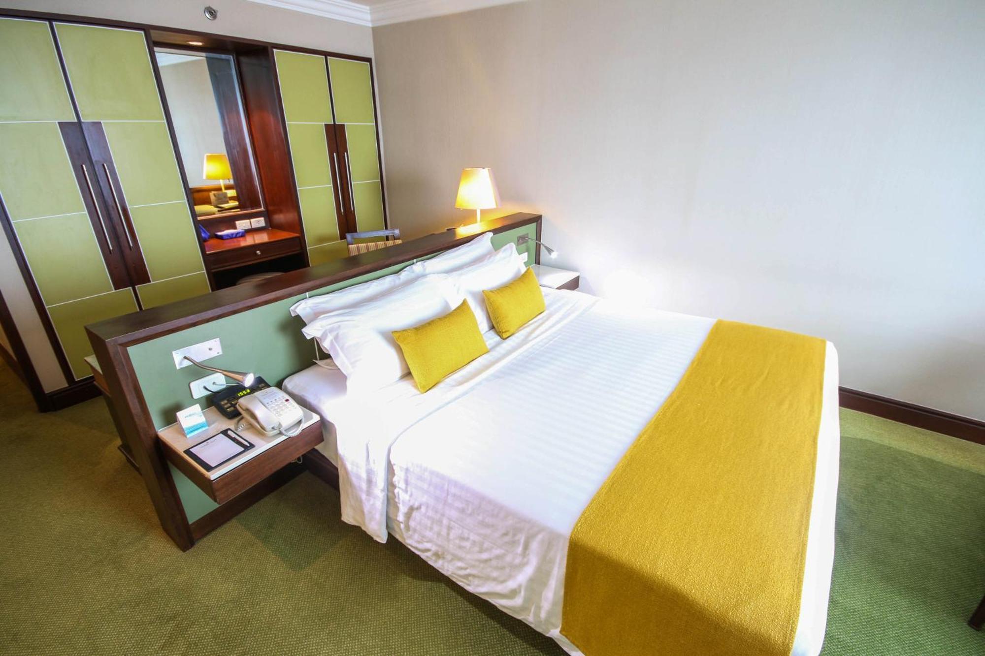 Golden Tulip Sovereign Hotel Bangkok Luaran gambar